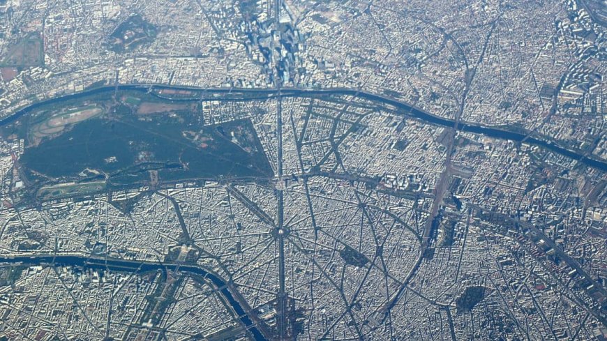 Magnifique vue aérienne sur Paris et ses monuments, filmée par un pilote Air Algérie