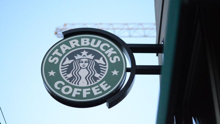 L’Énigme d’Oran : Contrefaçon d’un Starbucks Fait le Buzz sur les Réseaux Sociaux