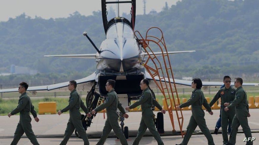 13 avions militaires chinois franchissent la ligne de démarcation dans le détroit de Taiwan