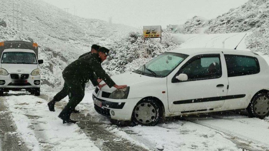 Chutes de neige en Algérie : 5 routes nationales fermées pour des raisons de sécurité