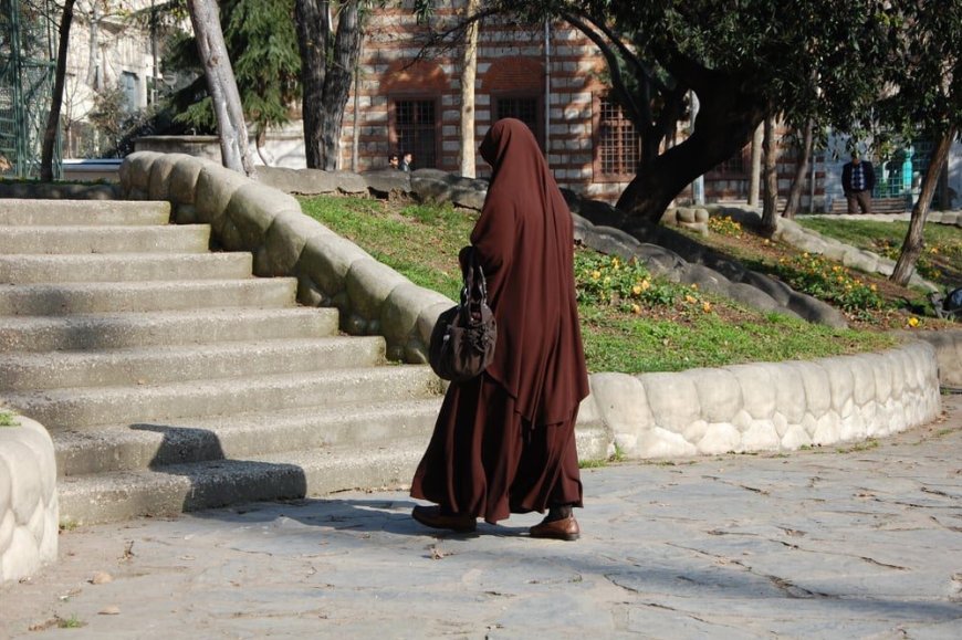 Scandale à l’Université d’Alger 1 : une étudiante portant le Niqab expulsée d’un cours