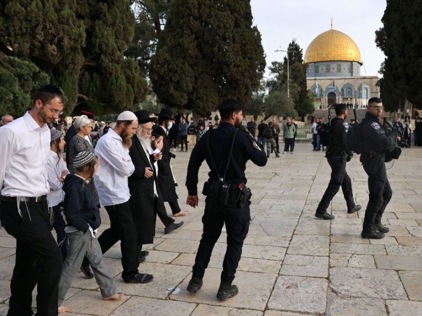 Plus d’un milliers de colons prennent d’assaut la mosquée Al-Aqsa