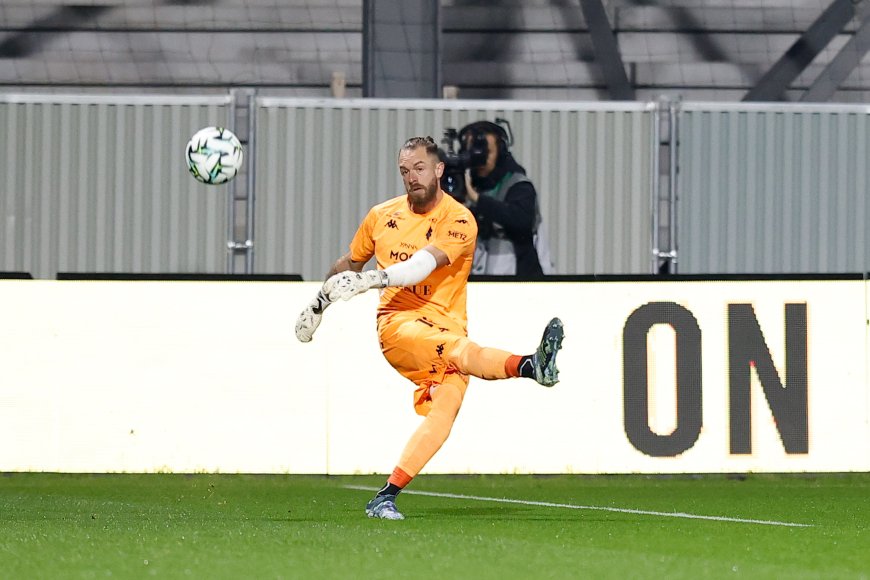 France : L'énorme boulette d'Oukidja qui offre la victoire au Red Star ! (video)