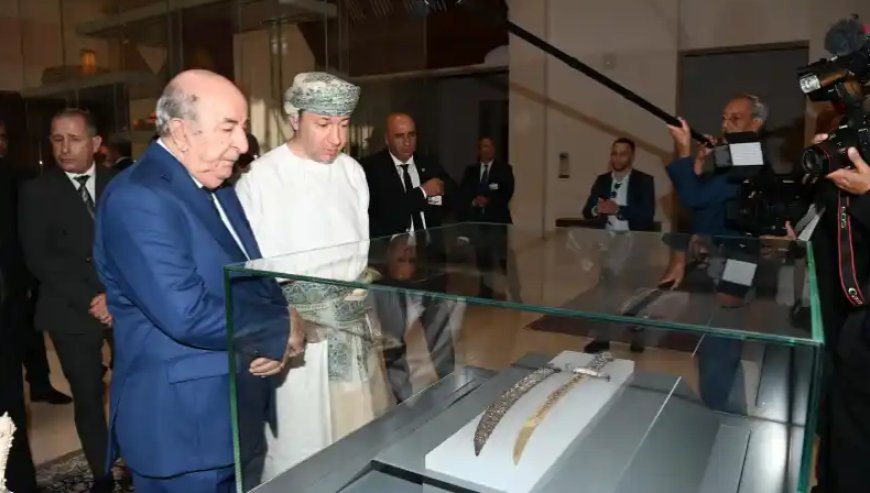 Le président Tebboune visite le Musée national du Sultanat d’Oman