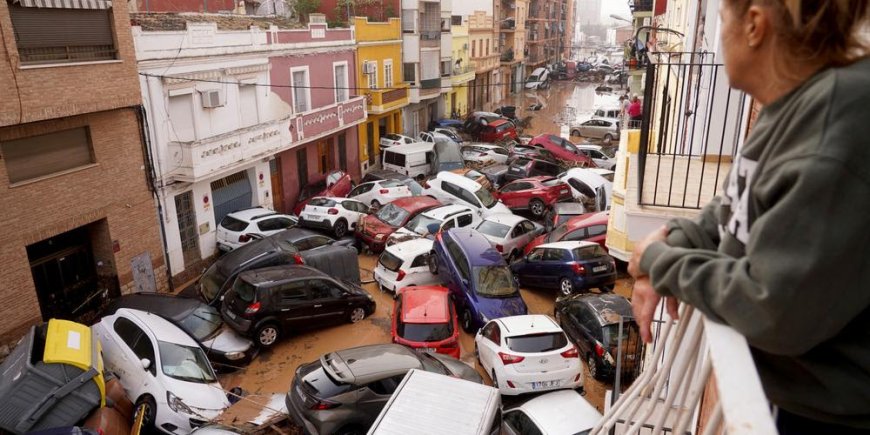 Inondations en Espagne: au moins 62 morts et des disparus dans la région de Valence