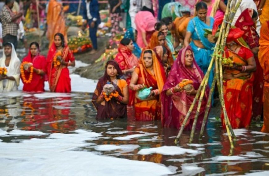 En Inde… : Les baigneurs de la «rivière morte» qui défient la pollution