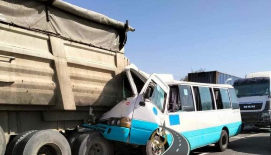 Bouira: une collision entre un camion et un bus fait au moins 10 blessés