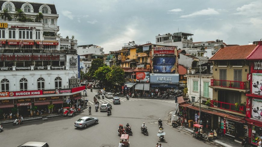 Une hôtesse de l’air algérienne se filme dans l’une des rues les plus insolites au monde