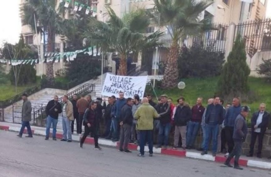 Draâ El Mizan (Tizi Ouzou) : Des villageois protestent  devant le siège de la daïra