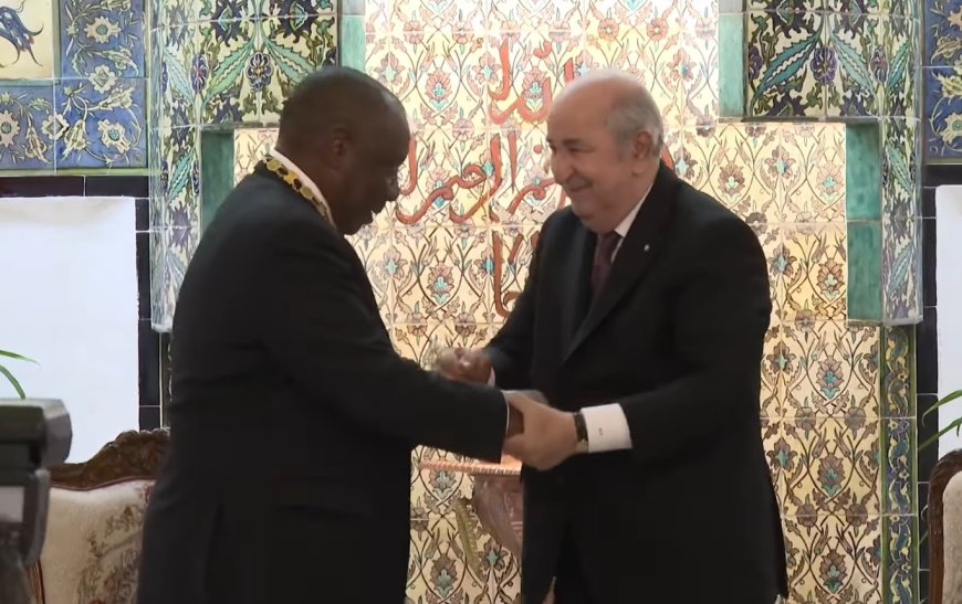 Le Président Tebboune décore son homologue d’Afrique du Sud M. Cyril Ramaphosa, de la médaille de l’Ordre du mérite national « Athir »