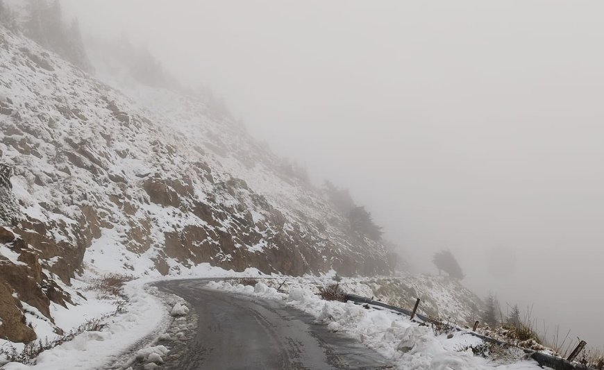 Intempéries : plusieurs routes coupées à Bouira et Tizi-Ouzou en raison de l’amoncellement de neige