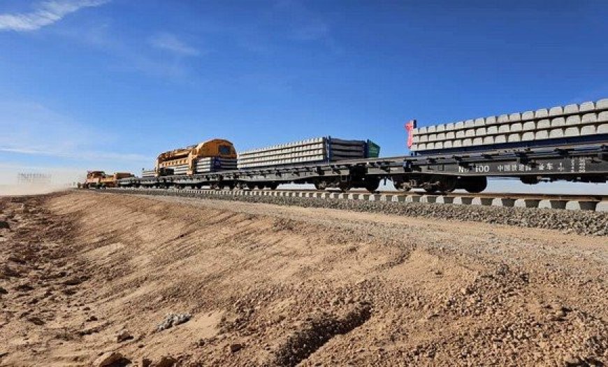 Projet de ligne ferroviaire Tindouf-Gara Djebilet : pose des rails à l’aide d’un train spécial pour accélérer l’opération