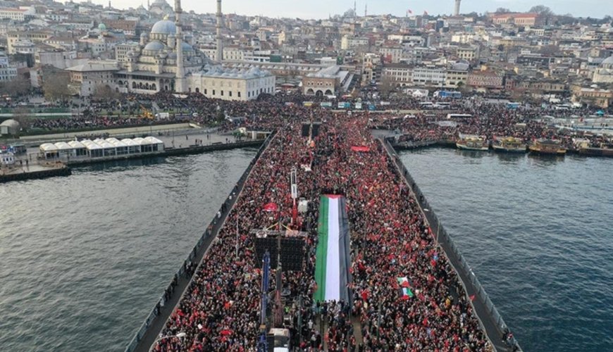 Turquie: des centaines de milliers de personnes se rassemblent sur le pont Galata en soutien à la Palestine